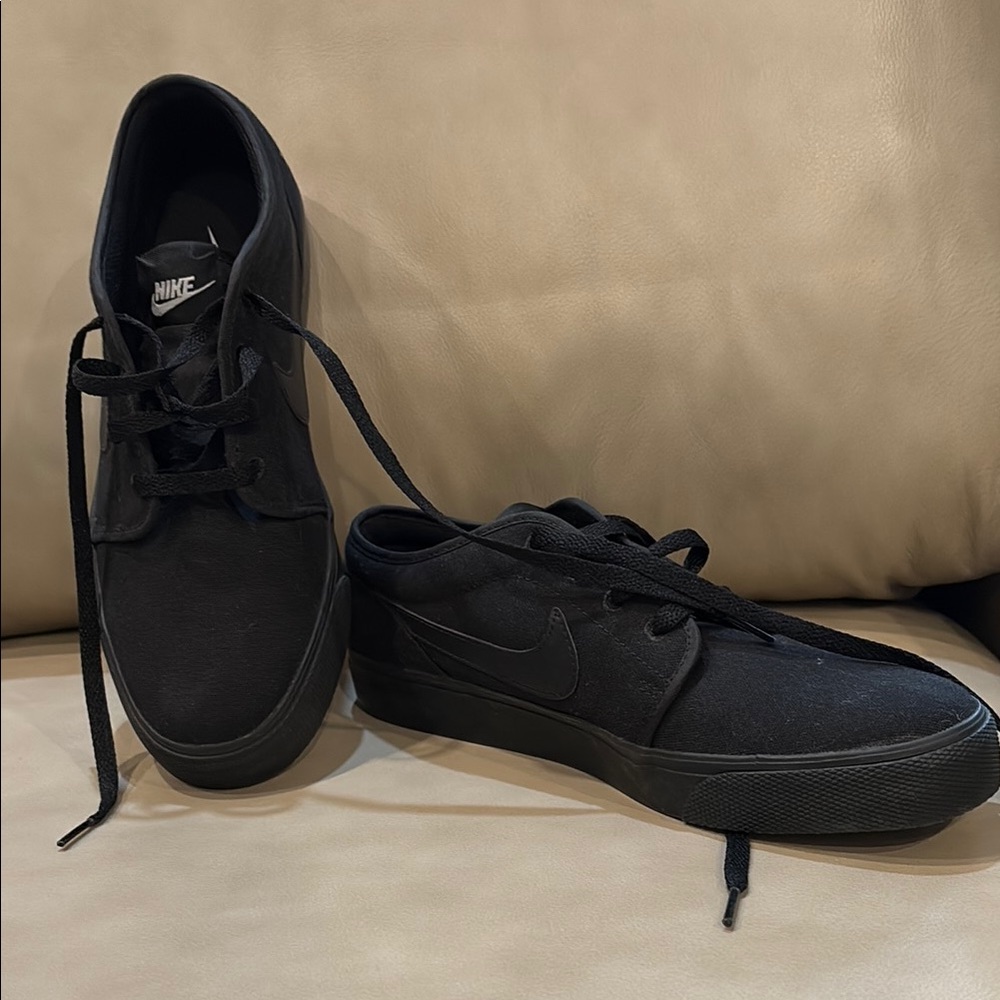 Nike Black Sneakers with Sleek Minimalist Design